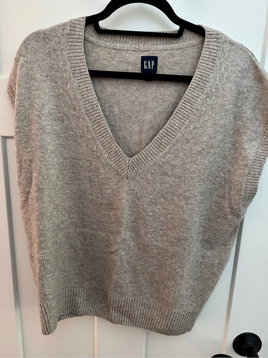 GAP Sweaters - Gap V-Neck Sweater Beige Medium Tall